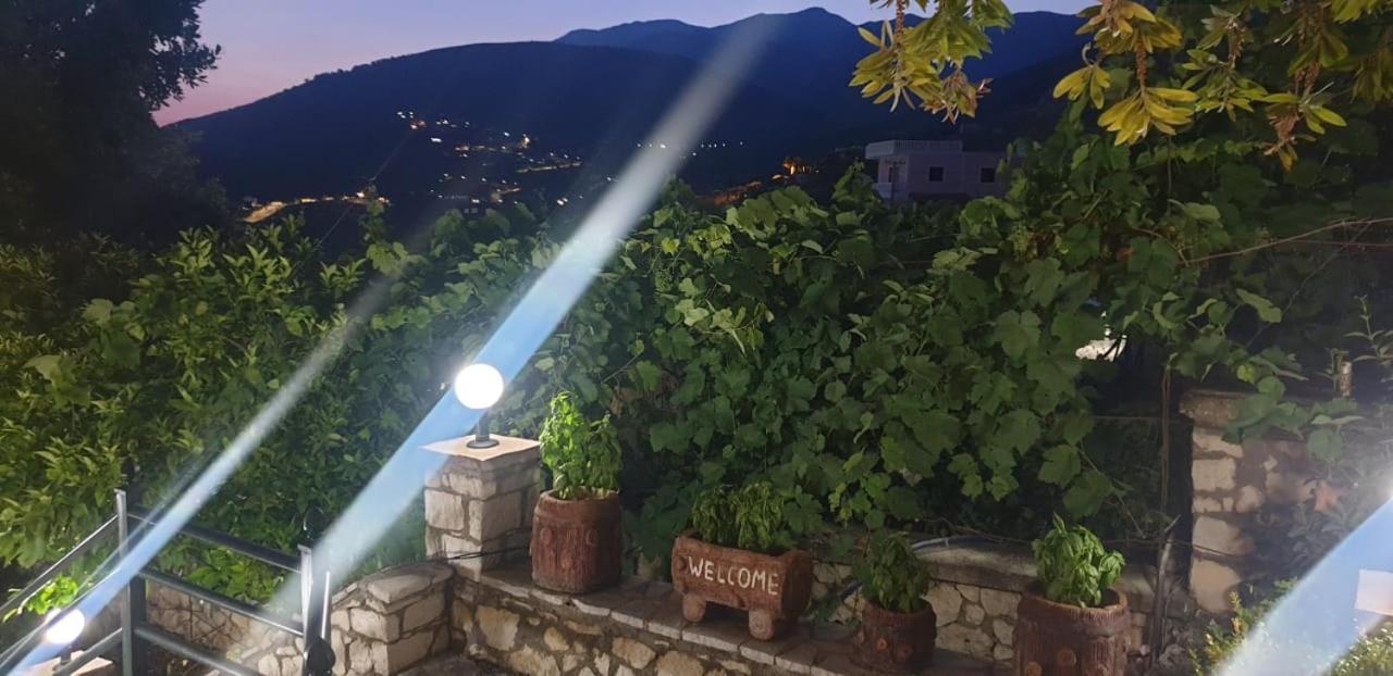 Apart-Hotel Llazari Himare Buitenkant foto