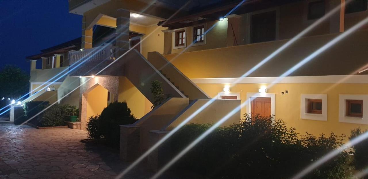 Apart-Hotel Llazari Himare Buitenkant foto