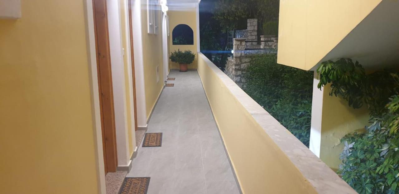 Apart-Hotel Llazari Himare Buitenkant foto