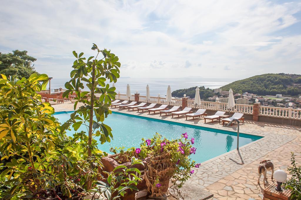 Apart-Hotel Llazari Himare Buitenkant foto